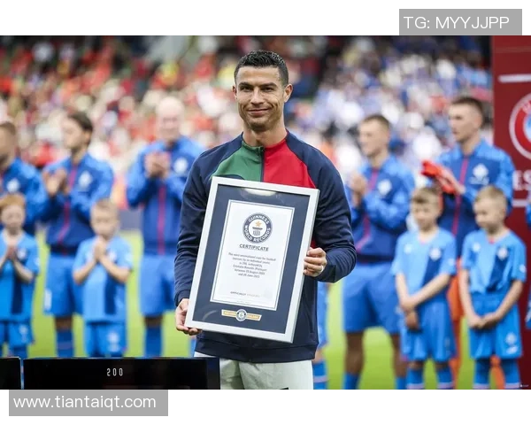 足球明星印花衣物热潮引领时尚潮流年轻人追逐偶像的最佳选择